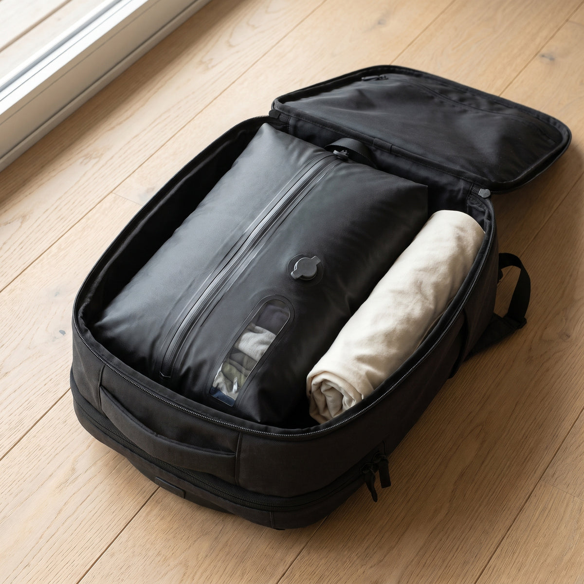 Kit S SUCTO dentro de una mochila abierta