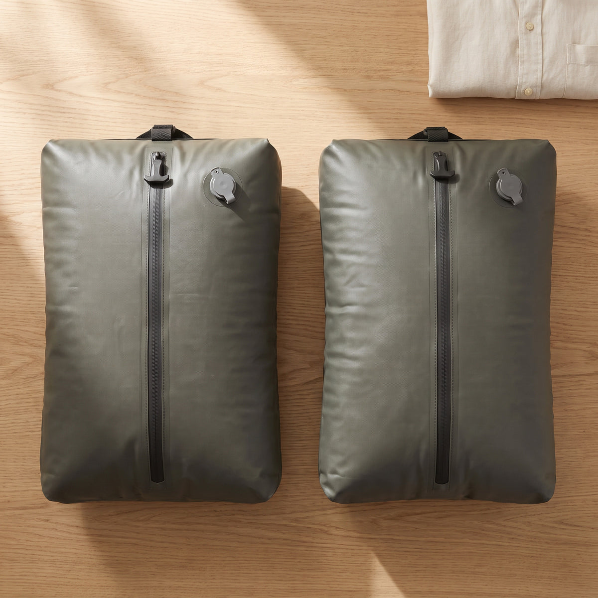 Dos bolsas Kit L SUCTO llenas sobre una mesa de roble (Kit L Dúo)