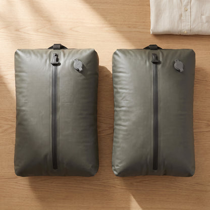 Dos bolsas Kit L SUCTO llenas sobre una mesa de roble (Kit L Dúo)