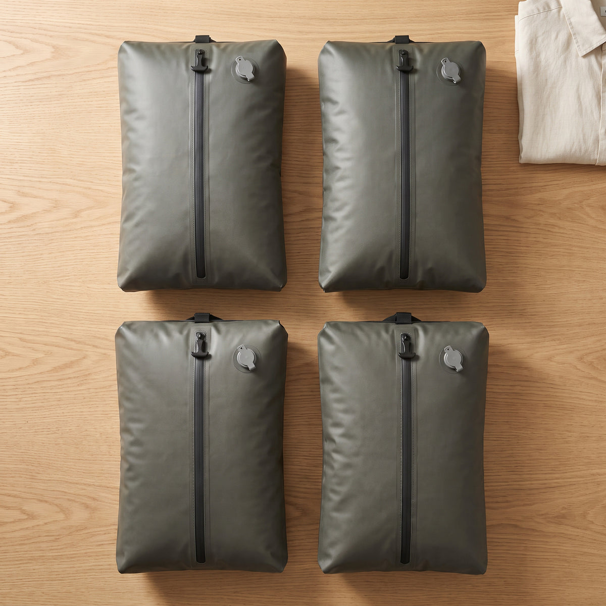 Cuatro bolsas Kit L SUCTO llenas sobre una mesa de roble (Kit L 4-Pack)