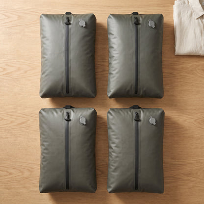 Cuatro bolsas Kit L SUCTO llenas sobre una mesa de roble (Kit L 4-Pack)